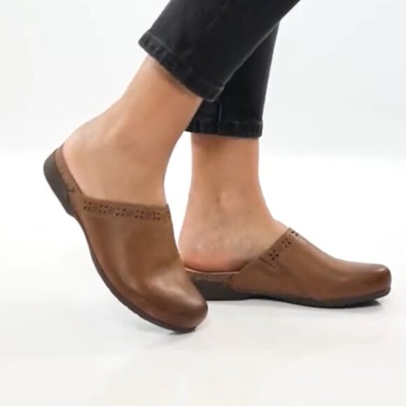 NEW Dansko Robbie Clogs - Nubuck For Women in Tan Burnished Nubuck 625 4S2 - Picture 1 of 11